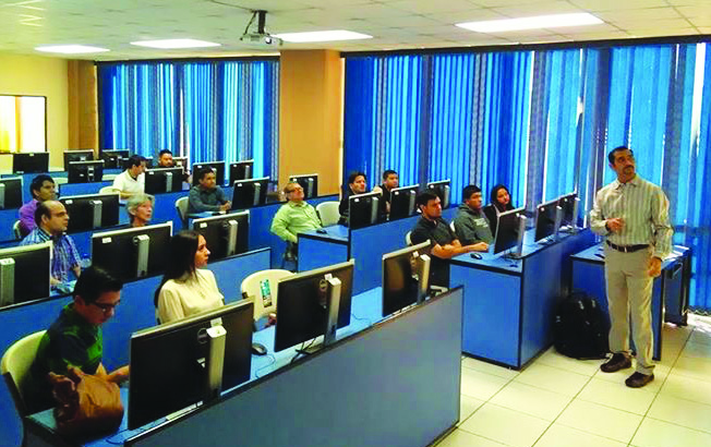 Anuj Mubayi delivers a hands-on lecture during the NSF-funded Partnerships for Enhanced Engagement in Research (PEER) Project Training Workshop at El Salvador’s Universidad Francisco Gavidia in January 2017. Photo courtesy of Anuj Mubayi.