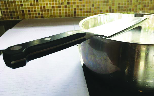 &lt;strong&gt;Figure 1.&lt;/strong&gt; A knife balances stably on the edge of a full pot if the blade touches the water.