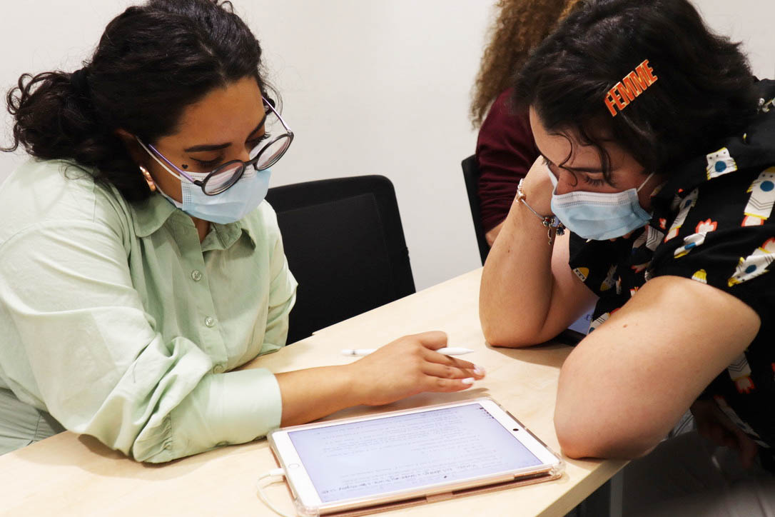 Laura Mora (left) and peer mentor Sofía Martínez discuss an EDGE homework problem. Photo courtesy of the EDGE Foundation.